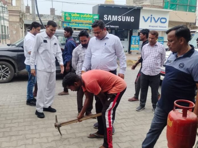 घरौंडा में 1 करोड़ से बनी इंटरलॉकिंग सड़क पर विवाद:  गड़बड़ी की शिकायत पर टीम ने लिए सैंपल; रिपोर्ट आने पर होगी कार्रवाई - Gharaunda News
