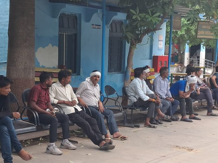 घर की बिजली सुधारते हुए युवक झुलसा, मौत:  भिंड में तार को छूते ही लगा करंट; परिजन लेकर अस्पताल पहुंचे, मृत घोषित किया - Bhind News