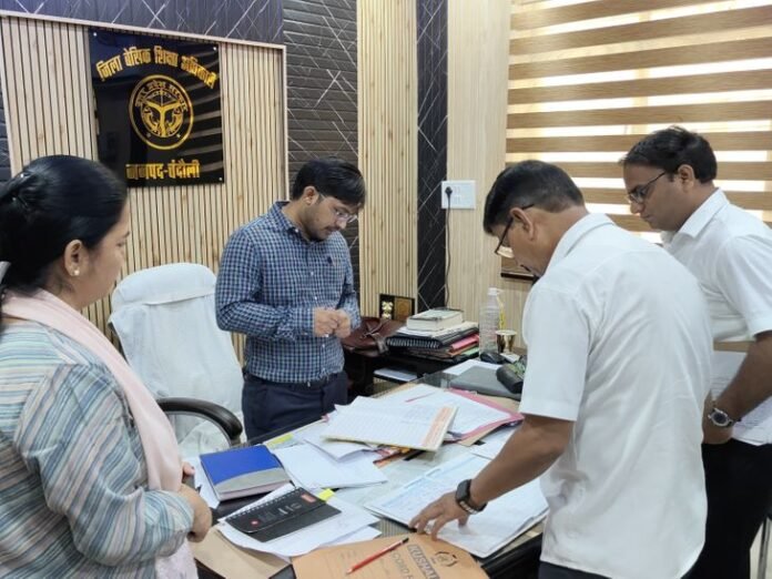 चंदौली डीएम ने चार कार्यालय का किया निरीक्षण:  जिला पूर्ति अधिकारी कार्यालय से गायब, डीएम ने दी कार्रवाई की चेतावनी - Chandauli News