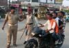 चंदौली में यातायात नियमों की अनदेखी पर कार्रवाई:  142 वाहनों का चालान, बिना हेलमेट 67 और नो पार्किंग में 35 वाहन शामिल - Chandauli News