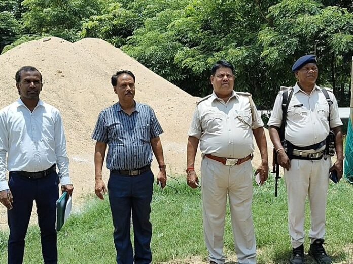 चक्रधरपुर के स्कूल में अवैध बालू भंडारण का खुलासा:  स्कूल कैंपस से 44 हजार सीएफटी बालू और 1800 सीएफटी स्टोन चिप्स जब्त - Chaibasa (West Singhbhum) News
