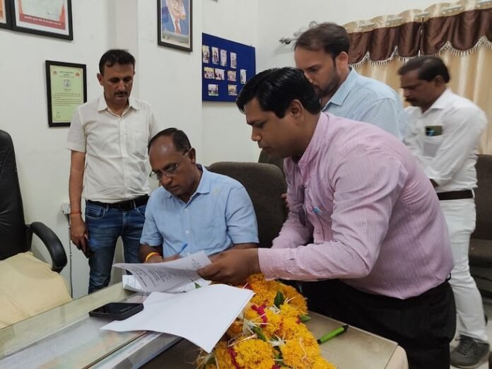 चरक अस्पताल में सिविल सर्जन बदले:  डॉ. अजय दिवाकर पद से हटाए गए; डॉ. अशोक पटेल ने संभाला चार्ज, कर्मचारियों ने बांटी मिठाई - Ujjain News
