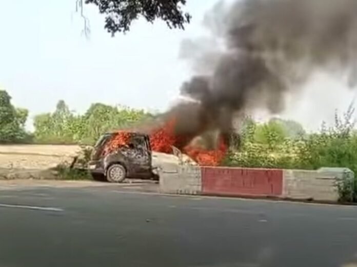 चलती कार में अचानक लगी आग:  हरदोई में युवक ने कूदकर बचाई जान, फायर ब्रिगेड ने पाया काबू - Hardoi News