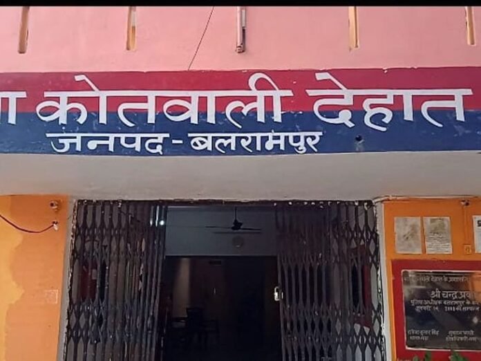 चेकिंग के दौरान पुलिस टीम पर हमला:  पिकअप चालक ने टीम को टक्कर मारी, वाहन छोड़कर भागा; एक गिरफ्तार - Balrampur News