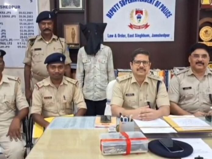 चेन स्नैचिंग का मोस्ट वांटेड अपराधी धराया:  जमशेदपुर में चांद उर्फ लंगड़ा गिरफ्तार, सोने-चांदी और आईफोन बरामद - Jamshedpur (East Singhbhum) News