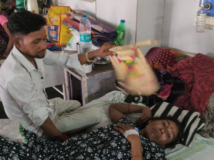 छतरपुर जिला अस्पताल में बंद पड़े AC-पंखे:  मरीज एक्स-रे लिफाफे और तौलिये से कर रहे हवा; बर्न वार्ड में परिजन खरीद रहे पंखे - Chhatarpur (MP) News