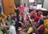 छतरपुर में आदिवासी छात्रावास कर्मचारियों का विरोध-प्रदर्शन:  कमीशन और कम वेतन के विरोध में धरना, कलेक्टर दर से भुगतान की मांग - Chhatarpur (MP) News