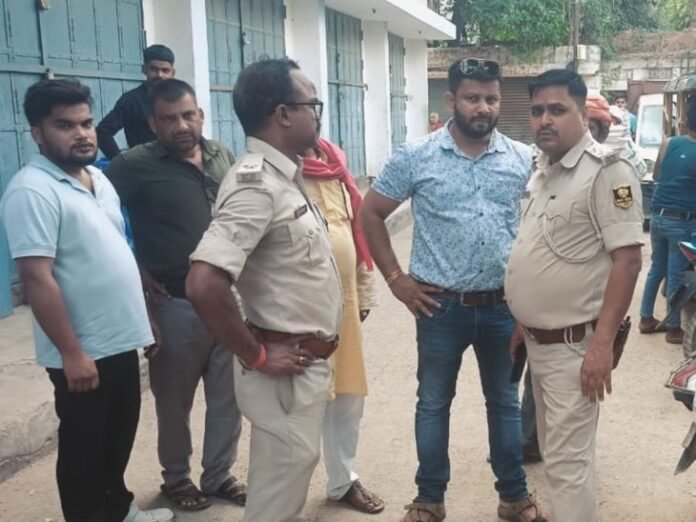 छपरा में नकली पुलिस बनकर स्टाफ से लूट:  बैंक जा रहे कर्मचारी से 1.40 लाख रुपए छीने, CCTV में कैद हुई तस्वीरें - Chhapra News