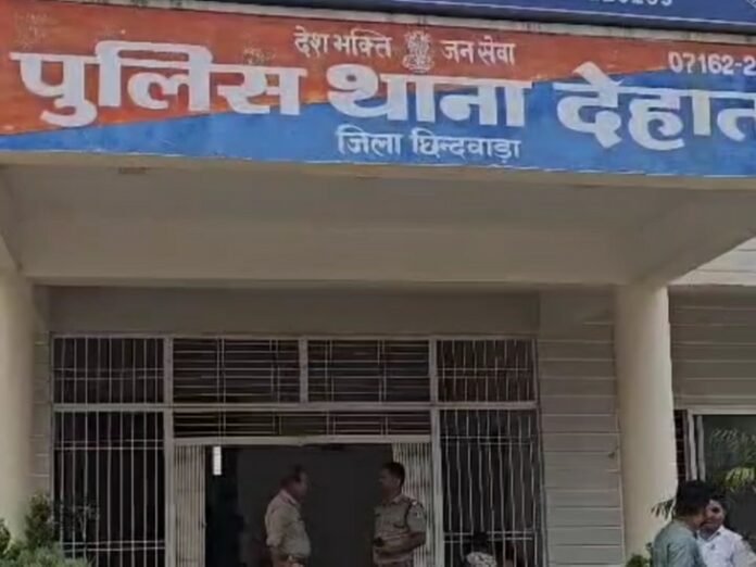 छिंदवाड़ा में 4 साल की बच्ची से छेड़छाड़, पड़ोसी गिरफ्तार:  बहन के साथ अकेली थी; बहला-फुसलाकर तालाब ले गया आरोपी, लोगों ने देखा तो बचाया - Chhindwara News