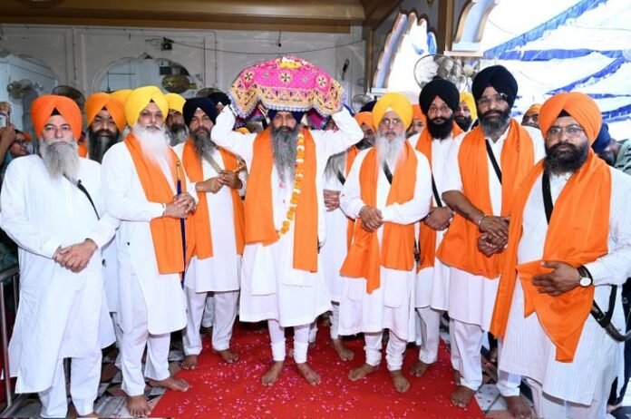जंग की जीत, सजाया नगर कीर्तन:  छठे पातशाह की पहली जंग विजय की याद में सजाया नगर कीर्तन,कल गुरुद्वारा किला लोहगढ़ साहिब में गुरमत समागम - Amritsar News