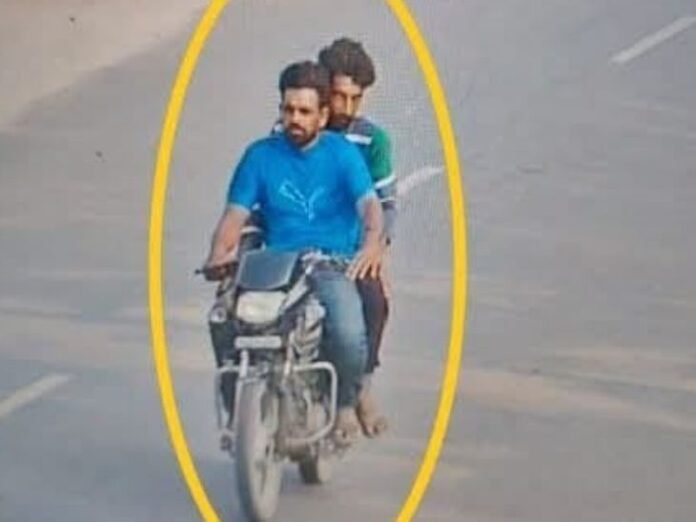 जगराओं में दिनदहाड़े लूट:  बाइक सवार बदमाशों ने व्यक्ति से पर्स छीना, सीसीटीवी में दिखे - Jagraon News