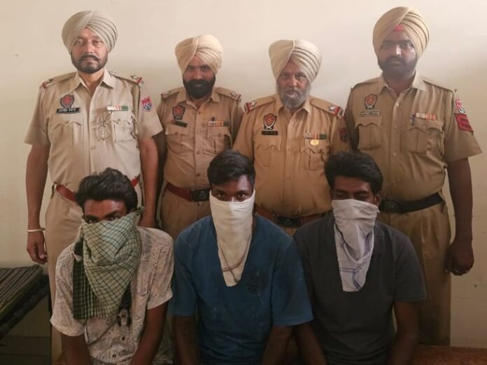 जगराओं में श्मशान घाट पर नशा करते पकड़े 3 युवक:  पुलिस को देख लिफाफा फेंका, हेरोइन और सिल्वर पेपर बरामद - Jagraon News