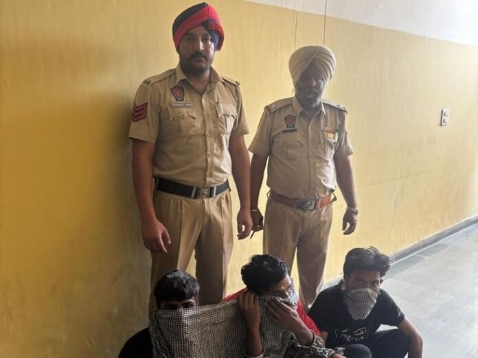 जगराओं में 3 नशा तस्कर गिरफ्तार:  हेरोइन बरामद, पुलिस को देख भागते समय फेंका लिफाफा, एक कुछ समय पहले जेल से छूटा - Jagraon News