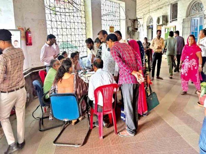 जनसुनवाई में परेशानी:  कलेक्ट्रेट जनसुनवाई की व्यवस्था अब ग्राउंड फ्लोर पर, लेकिन यहां लोगों के बैठने की जगह ही नहीं - Bhopal News