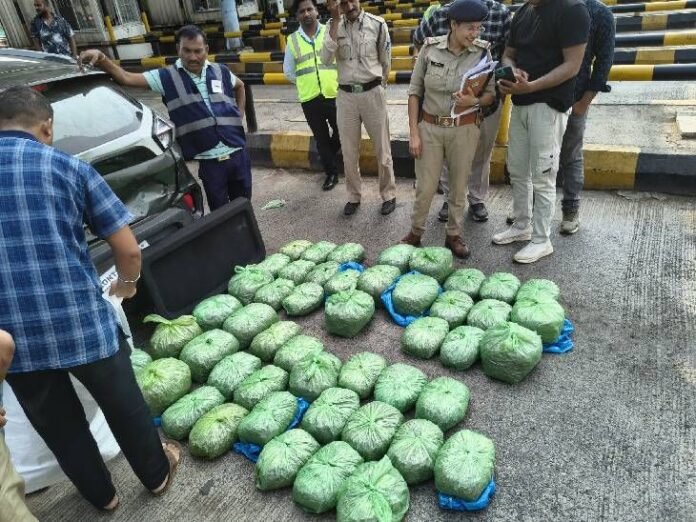 जबलपुर में पुलिस ने जब्त किया 12.60 लाख का गांजा:  तस्कर कार छोड़ जंगल में भागे, 63 किलो गांजा समेत फोन-एटीएम कार्ड बरामद - Jabalpur News
