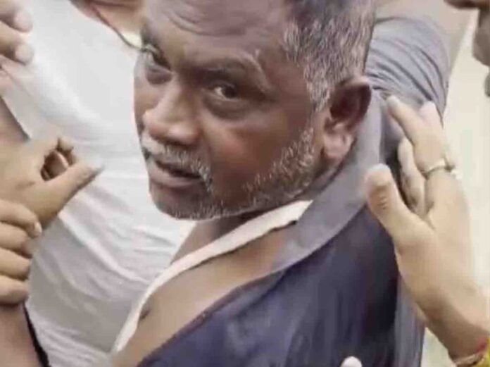 जमीन विवाद में ग्रामीणों ने भूमाफिया को पकड़ा:  मोतिहारी में कब्जा करने आए थे 50 लोग, ग्रामीणों ने की पिटाई, पिस्टल छीन पुलिस को सौंपा - Motihari (East Champaran) News