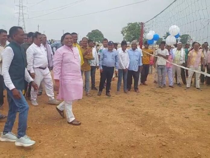 जमुई को मिला खेल मैदान, विधायक ने किया उद्घाटन:  मनरेगा से बना मल्टी स्पोर्ट्स मैदान, बास्केटबॉल-बैडमिंटन और फुटबॉल के लिए अलग-अलग ग्राउंड - Jamui News