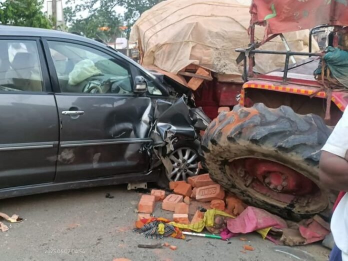 जमुई में कार-ट्रैक्टर की टक्कर से 5 लोग घायल:  धनबाद से बकरीद पर घर जा रहा था परिवार, वाहन चालू छोड़कर चालक फरार - Jamui News