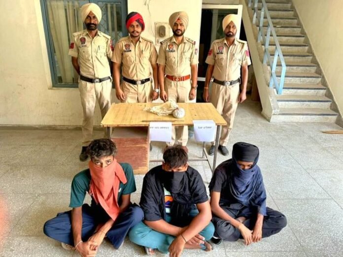 जलालाबाद में तीन नशा तस्कर गिरफ्तार:  हेरोइन बरामद, बाइक से जा रहे थे जा रहे थे सप्लाई करने - Fazilka News