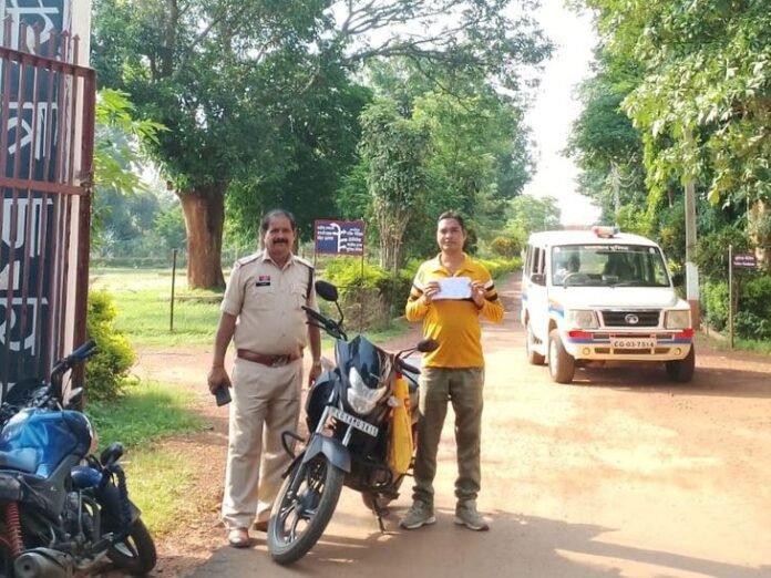 जशपुर में 12 पुलिसकर्मियों का कटा चालान:  बिना हेलमेट गाड़ी चलाते पकड़े गए; 6 हजार रुपए का जुर्माना वसूला - Jashpur News