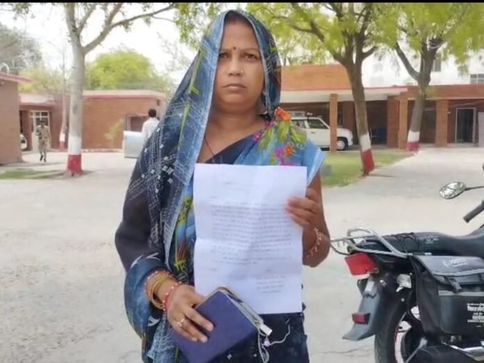 जालौन में महिला-बेटे पर दबंगों का हमला, VIDEO:  शराब पीकर गाली-गलौच का विरोध करने पर मारपीट, पीड़िता ने SP से की शिकायत - Jalaun News