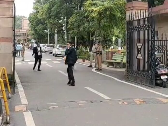 जीवाजी यूनिवर्सिटी फर्जी कॉलेज मामले में EOW से जवाब-तलब:  ग्वालियर HC ने पूछा-जांच के लिए क्यों न SIT का गठन किया जाए? - Gwalior News