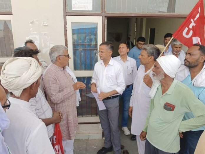 जुलाना तहसील में सीटू कार्यकर्ताओं ने किया प्रदर्शन:  एसडीएम से की मुलाकात, 800 रुपए दिहाड़ी और 500 के सिलेंडर की मांग - Julana News