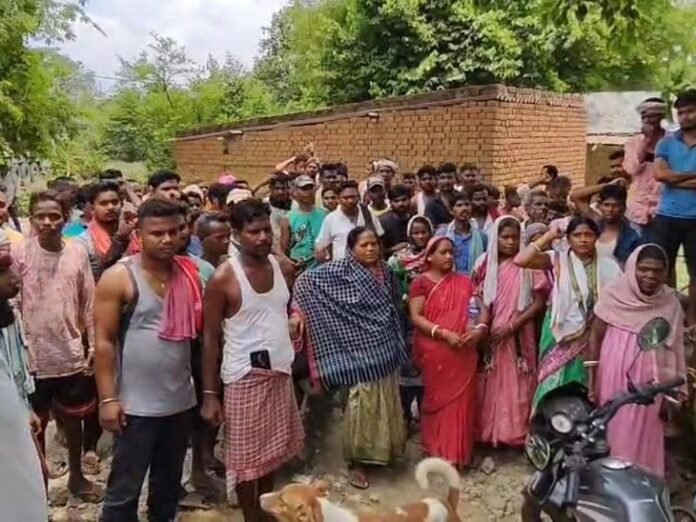 जोशी कॉलोनी में प्रदूषण के खिलाफ ग्रामीणों का प्रदर्शन:  सड़क पर ट्रकों की आवाजाही रोकी, कहा- बीमारियां बढ़ीं, अब नहीं सहेंगे - Bokaro News