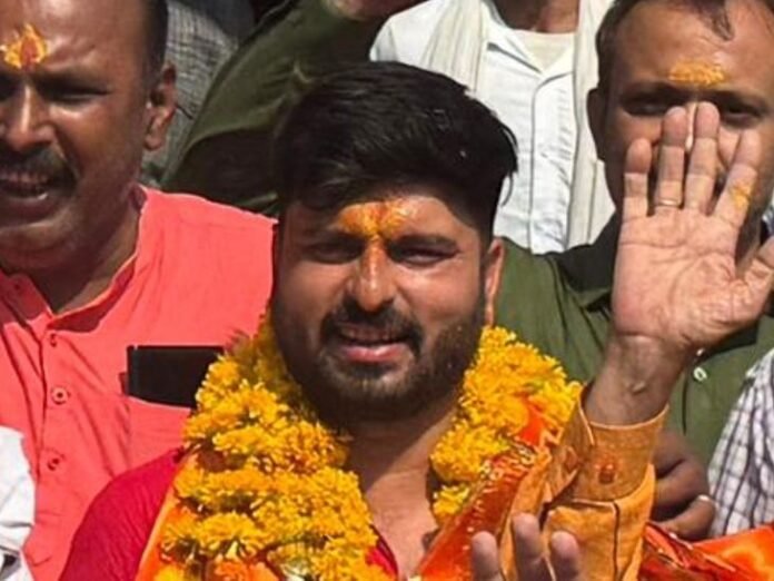 टीकमगढ़ के कुंडेश्वर मंदिर ट्रस्ट में नई कार्यकारिणी का चयन:  अभिषेक पस्तोर 426 वोट पाकर अध्यक्ष बने, 22 घंटे चली मतगणना में 1310 मतदाताओं ने किया वोट - Tikamgarh News