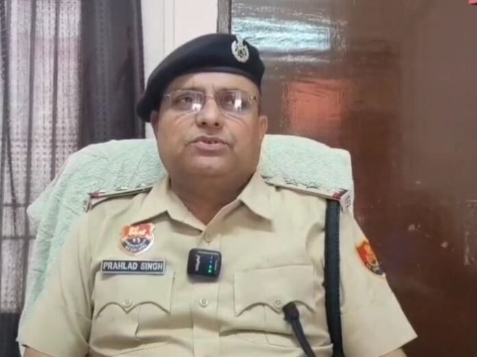 टोहाना में पंजाब पुलिसकर्मी से मारपीट करने वाला गिरफ्तार:  कोर्ट वारंट और ASI की वर्दी भी फाड़ी, दो साथी पहले पकड़े जा चुके - Tohana News