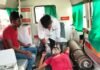 ट्रेन के गेट पर बैठा युवक, प्लेटफॉर्म से टकराया:  एंबुलेंस ने समय पर पहुंचाया अस्पताल, बिहार के युवक की हालत गंभीर - Basti News