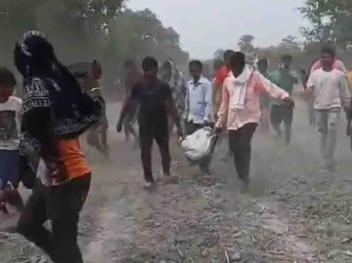 ट्रैक्टर के रोटावेटर में गिरा किशोर, कई टुकड़ों में कटा:  मोतिहारी में खेत जोतने के दौरान हादसा, चालक ने बोरे में भरकर झाड़ियों में फेंका शव - Motihari (East Champaran) News