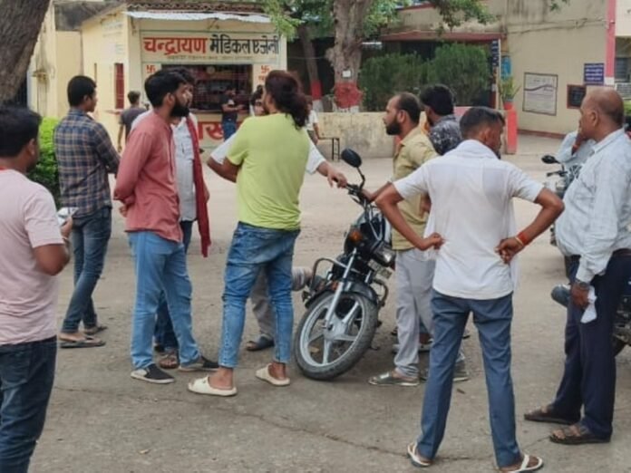 ट्रैक्टर से गिरकर किशोर की मौत, चक्का बॉडी पर चढ़ा:  क्रिकेट मैच देखने जा रहा था, अस्पताल पहुंचने के बाद नाबालिग ने तोड़ा दम - Aurangabad (Bihar) News