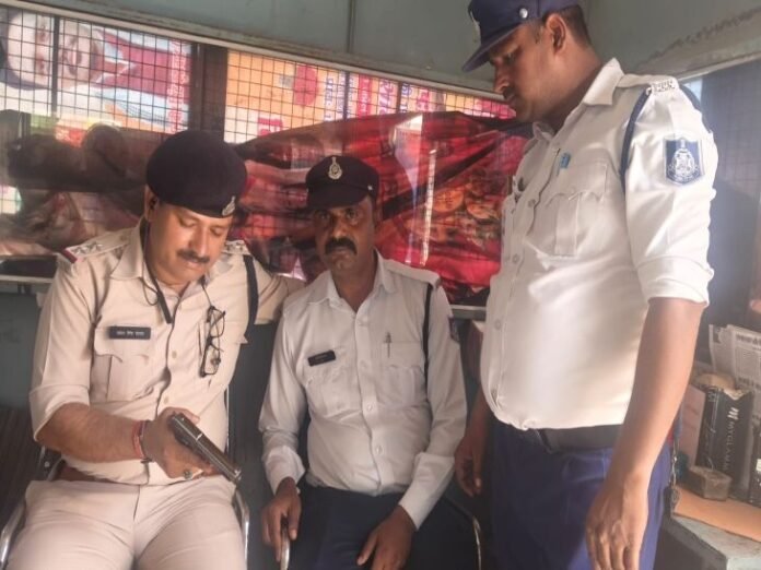 ट्रैफिक पुलिस के हाथ लगे तीन नाबालिग:  लाइसेंस नहीं था, कमर पर लगी थी नकली पिस्टल, बोले-पिस्टल का शौक है - Gwalior News