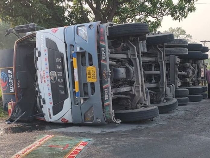 डीजल टैंकर पलटा, बाल्टी-ड्रम लेकर तेल भरने पहुंचे लोग:  बनारस मुख्य मार्ग में बेकाबू होकर पलट गया टैंकर, डीजल लूटने लगी रही भीड़ - Surajpur News
