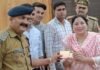 डीसीपी सेंट्रल की सर्विलांस टीम ने 100 मोबाइल बरामद किया:  अपने खोए हुए मोबाइल पाकर लोग खुशी से चहक उठा तो कोई हुआ भावुक - Kanpur News