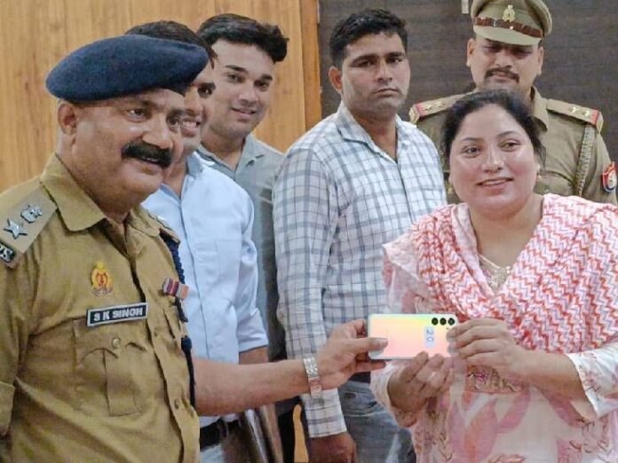डीसीपी सेंट्रल की सर्विलांस टीम ने 100 मोबाइल बरामद किया:  अपने खोए हुए मोबाइल पाकर लोग खुशी से चहक उठा तो कोई हुआ भावुक - Kanpur News