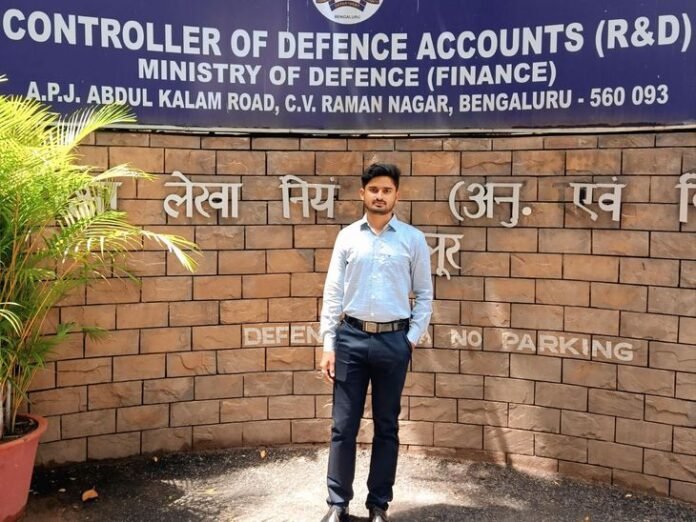 ड्राइवर के बेटे अभिषेक ने पाई SSC CGL में सफलता:  SSC CGL परीक्षा पास कर रक्षा मंत्रालय में बने लेखा परीक्षक, बेंगलुरु में मिली पोस्टिंग - Bettiah (West Champaran) News
