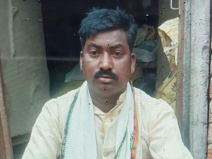 तिलक समारोह से लौट रही वैन पलटी, एक की मौत:  4 घायल; कैमूर में सामने से आ रही कार को बचाने में अनियंत्रित हुआ वाहन, 2 रेफर - Kaimur News