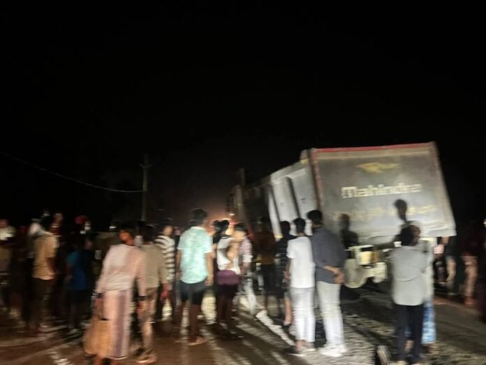 तेज रफ्तार डंपर ने बाइक सवार को मारी टक्कर:  किशनगंज में एक की मौके पर मौत, दूसरा गंभीर; गुस्साए ग्रामीणों ने किया सड़क जाम - Kishanganj (Bihar) News