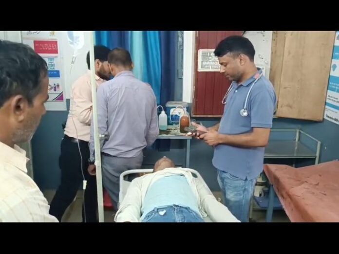 थाने में भूमि विवाद सुलझाने गए व्यक्ति की बिगड़ी तबीयत:  बेटे का आरोप- पुलिस ने पिता से की मारपीट, पुलिस बोली- आरोप बेबुनियाद - Maharajganj News