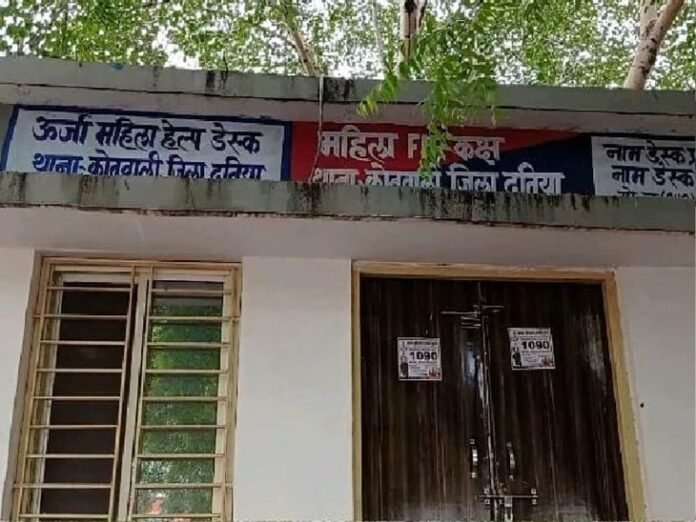 दतिया में नवविवाहिता को दहेज के लिए घर से निकाला:  शादी के एक साल बाद मांगे 5 लाख रुपए; सास-पति पर FIR, जल्द होगी गिरफ्तारी - datia News
