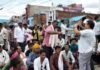 दमोह में खाद को लेकर आधा घंटे हाईवे जाम:  2 बोरी डीएपी से मिलने से नाराज थे, 5 बोरी दिए जाने के आश्वासन पर माने किसान - Damoh News