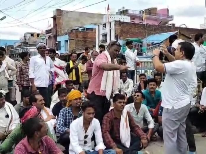 दमोह में खाद को लेकर आधा घंटे हाईवे जाम:  2 बोरी डीएपी से मिलने से नाराज थे, 5 बोरी दिए जाने के आश्वासन पर माने किसान - Damoh News