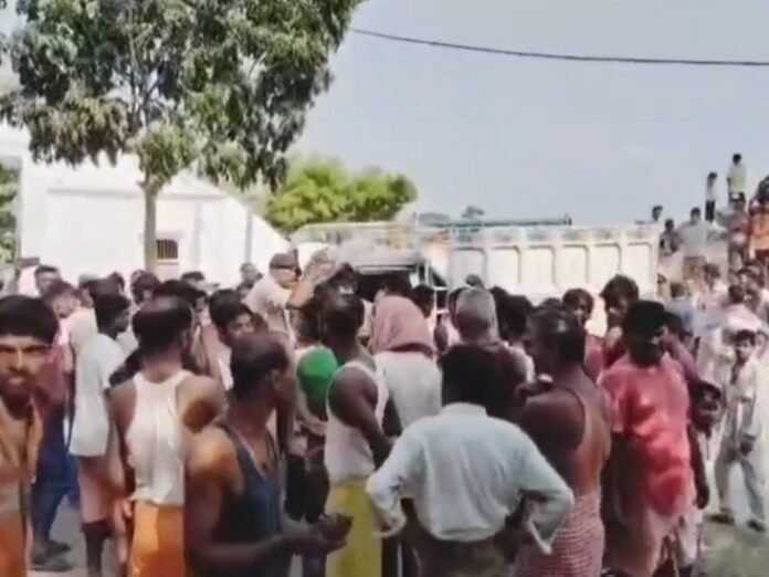 दरभंगा में पिकअप से नेपाली शराब जब्त:  पुलिस को देखकर वाहन छोड़कर फरार हुआ चालक, घनी आबादी वाले इलाके में भगाई गाड़ी - Darbhanga News