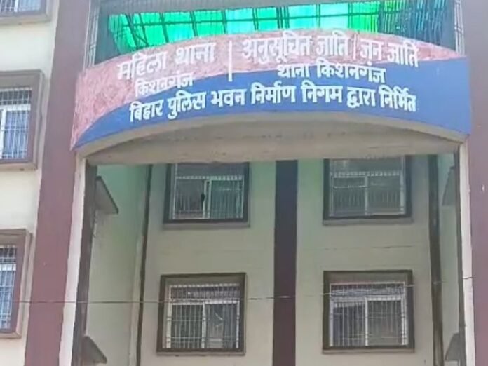 दहेज नहीं मिलने पर पति ने की दूसरी शादी:  देह व्यापार के लिए पत्नी को मजबूर करने का आरोप, पहली पत्नी और बेटे को घर से निकाला - Kishanganj (Bihar) News
