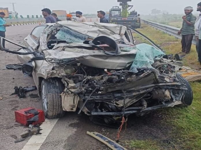दादरी में एक्सीडेंट में चंडीगढ़ के व्यक्ति की मौत:  एनएच 152 डी पर हुई ट्रक-कार की टक्कर; मां-बेटी की हालत गंभीर - Charkhi dadri News