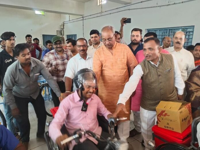 दिव्यांगजनों को 58 निःशुल्क सहायक उपकरण बांटे:  मऊगंज में 12 हियरिंग एड भी वितरित किए गए - Mauganj News