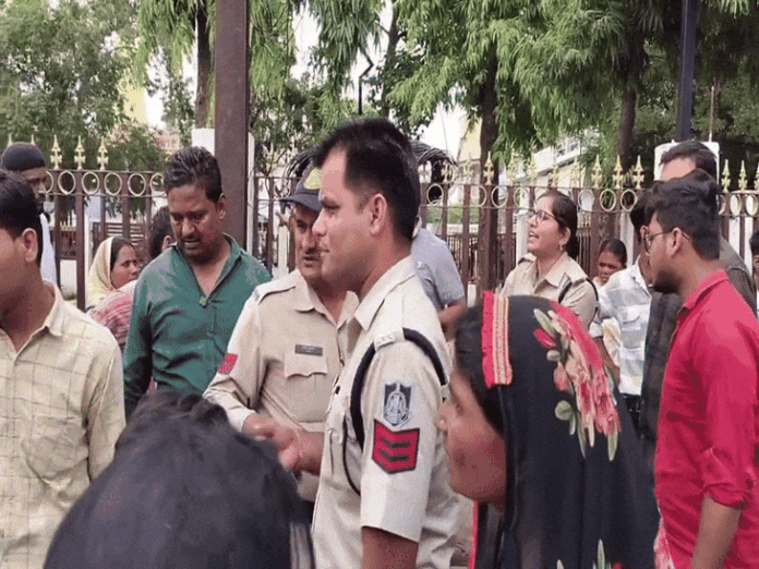 दुकान से साड़ी चुराकर भाग रही महिला को पकड़ा:  पहले भी की चोरी, वीडियो आया; 300 रुपए में बर्तन की शॉप पर बेच दी थी - Rewa News