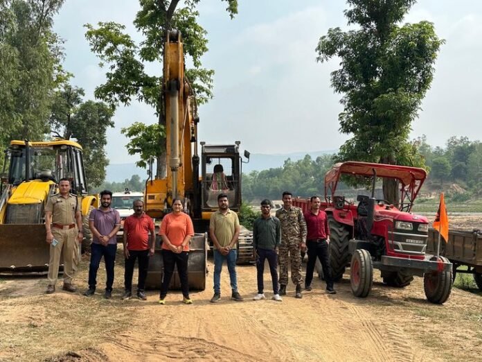  देर रात प्लानिंग, सुबह रेत घाटों में उतरी टीम, 70 दलों ने 85 जगह छापा मार 52 वाहन किए जब्त - Bilaspur (Chhattisgarh) News